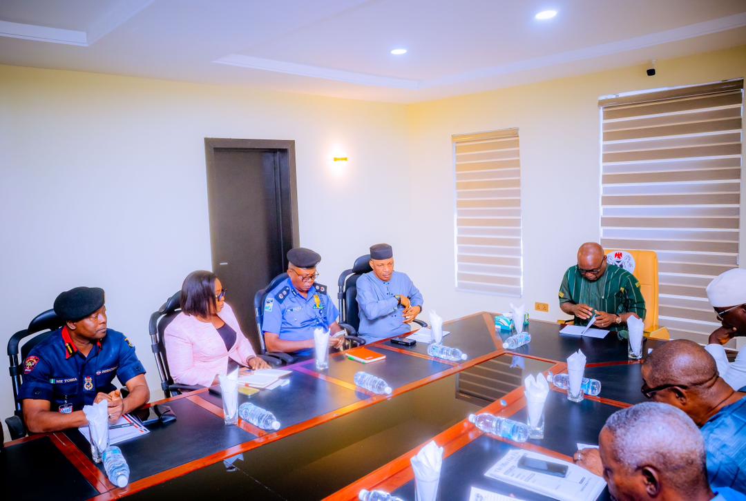 Governor Oyebanji dring his meetiwith security chiefs in Ektit