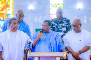 Secretary to the Government of the Federation (SGF), Senator George Akume, deliveri President Tinubu's message. Senator Opeye Bamidele is oe left, whi Goverr Oyebanji s on the right