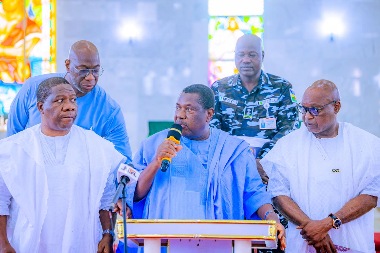 Secretary to the Government of the Federation (SGF), Senator George Akume, deliveri President Tinubu's message. Senator Opeye Bamidele is oe left, whi Goverr Oyebanji s on the right