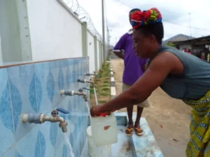 Peopl fetching water