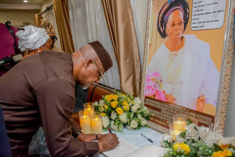 Governor Abiodun igning the condolence at the home of the Onabanjos