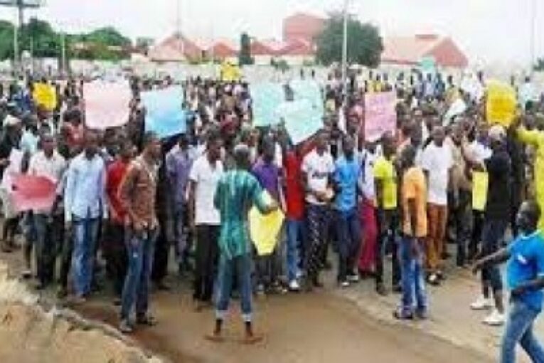 Massive demonstration over kidnapping, as AAU Ekpoma shuts school, postpones resumption date