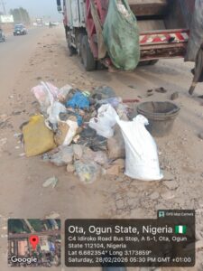 Evacuation of waste along Obasanjo - winner's - ldiroko road at OTA II