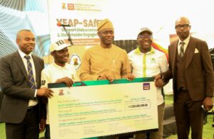 From left: Zonal Head, South-west 1, First City Monument Bank (FCMB), Mr. Kabir Salawu; a youth farmer and beneficiary, Mr. Rasheed Musa; Governor Seyi Makinde of Oyo State; Director-General of the Oyo State Agribusiness Development Agency, Mr. Debo Akande and Head of Business, FCMB Microfinance Bank, Mr. Friday Nwokolo, at the disbursement of N1.5 million each to 1,000 agripreneurs. The ceremony took place recently in Oyo State.