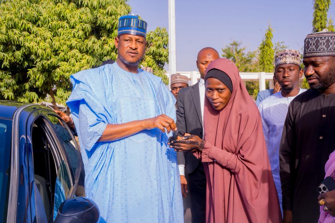 Governor Radda handing over key of a brand new vehicle to Aisha