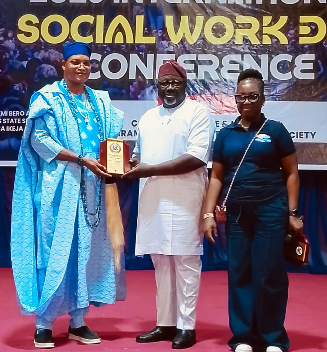Mr Kunle Ogunsakin receiving the award